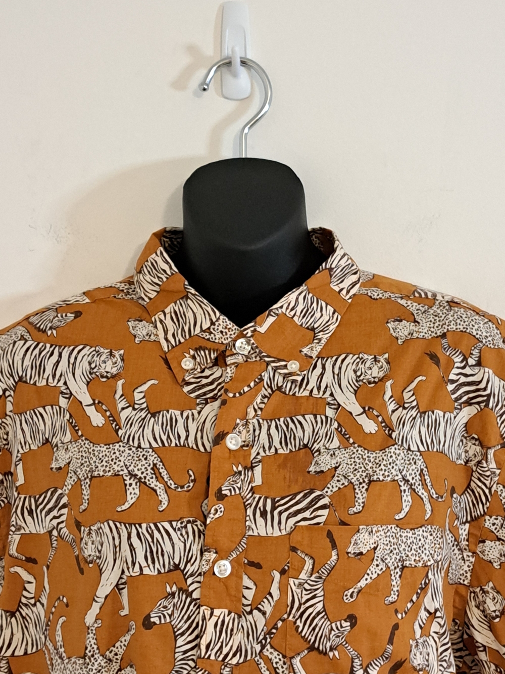 Old Navy Men's Short-Sleeve Button-Down Shirt Animal Print Men's Size Large - Picture 6 of 10